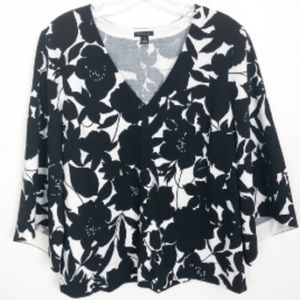 Beautiful & Classy Ann Taylor blouse with stretch material